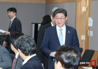 [포토] 토큰증권 협의체 회의 참석하는 이억원 위원장