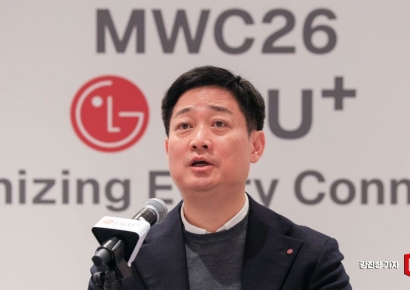 [포토] 취재진 질문에 답하는 홍범식 LG유플러스 대표