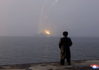 美-이란 전쟁 와중에…미사일 시험발사 참관한 北김정은 "해군 핵무장화 만족"