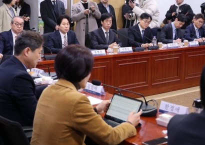 경제계 "호르무즈 유조선 7척 발 묶여"…민주당, 에너지 시나리오 수급대책  마련 요청