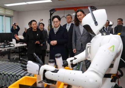 폭발적 성장 '휴머노이드 시장'…산업부, 로봇기업과 전략 점검
