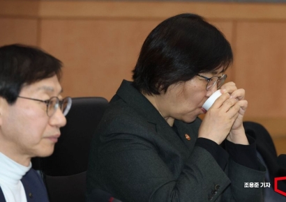[포토] 물마시는 정은경 복지부 장관