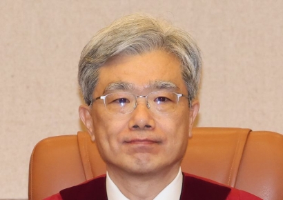 宪法法院院长Kim Sanghwan配偶海外差旅费达1000万韩元…“按惯例随行”