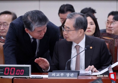 [포토] 대화하는 조현 장관과 김경협 재외동포청장