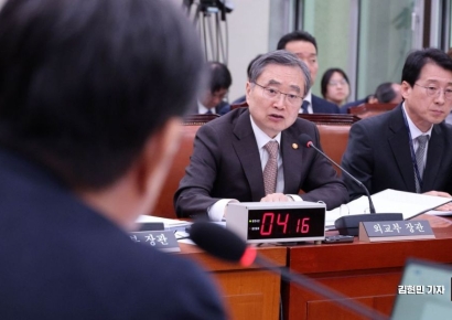 [포토] 긴급 현안질의 답변하는 조현 외교부 장관