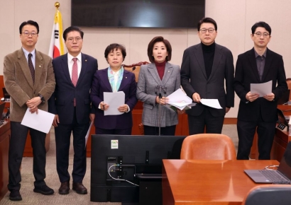 국힘 법사위원들 "이물질 백신 현안질의·정은경 장관 사퇴해야"