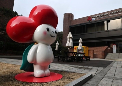 1년간 까맣게 몰랐다…연예인·정치인 개인정보 유출한 '사랑의열매'