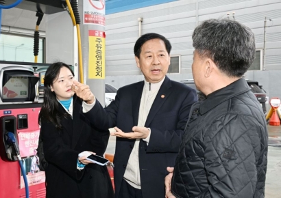 주유소 찾은 구 부총리 "중동사태 틈 탄 기름값 폭리 용서 못해" 