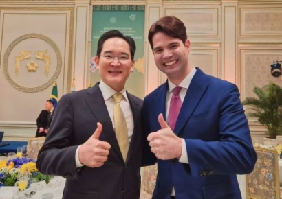 '엄지척' 이재용 회장이 청와대 행사장서 사진기사 자청한 사연