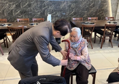 청도군 각남면, 100세 어르신 생신맞아 청려장 전달