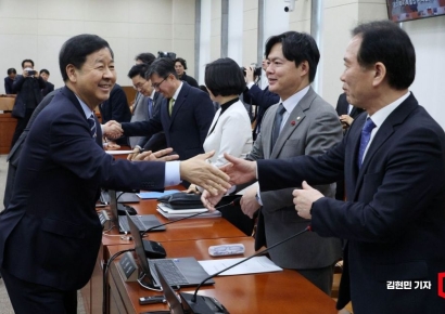 [포토] 대미투자특별법, 국회 대미특위 통과…12일 본회의 상정