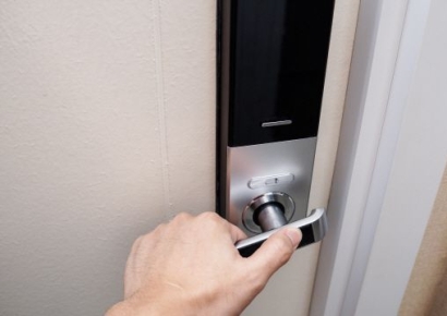 택배 들이려 문 연 틈 노렸다…젊은 여성 미행해 오피스텔서 강도질