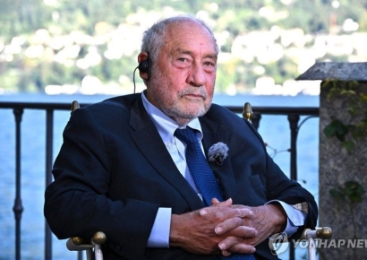 세계 증시 찬물 끼얹는 노벨상 수상자의 경고 "AI열풍은 거품…꺼지면 경제 충격"