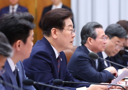 지하철타는 서민이 벤츠 차주 보조?…석유 최고가격제 불공정 논란