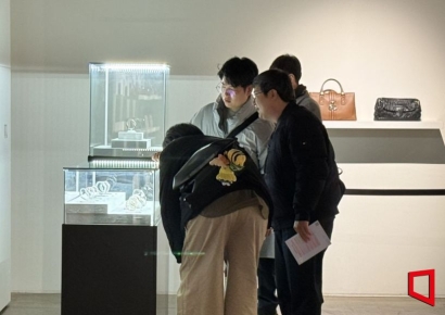 강남 한복판 '81억원어치 압류 명품관' 인파 몰렸다…"에르메스 버킨·롤렉스 관심 폭발"