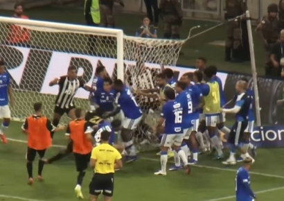 뒤통수 가격에 옆차기로 응수…브라질 축구 결승전서 집단 난투극에 23명 퇴장