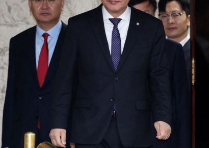 [포토] 회의실 들어서는 송언석