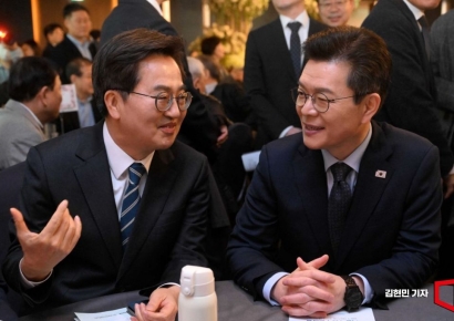 [포토] 대화하는 김동연-정원오