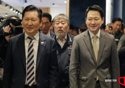 [포토] 한국노총 80주년 기념식 참석하는 정청래-장동혁