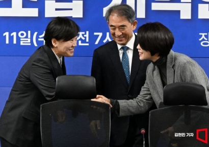 [포토] 인사하는 송미령-한정애