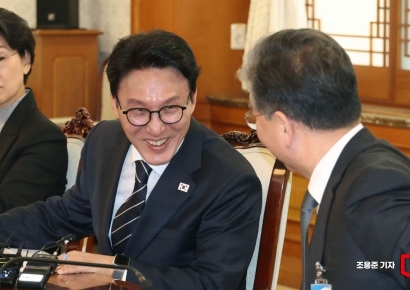 [포토] 인사 나누는 김민석 총리와 장재훈 현대차부회장