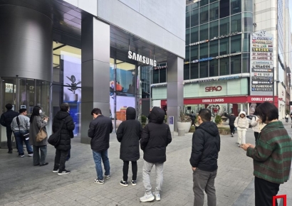 애플이 저가폰 내놓은 날, 삼성 프리미엄 승부수 던졌다…갤S26 vs 아이폰17e 격돌[르포]