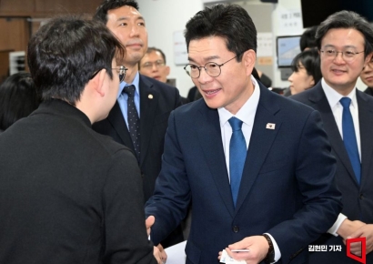 [포토] 취재진과 인사 나누는 정원오 서울시장 예비후보