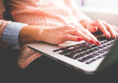 AI가 문장 고치자 생각도 바뀌었다…편향된 글쓰기 경고도 소용없어[과학을읽다]