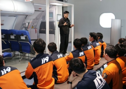 하늘과 땅의 안전 공조… 에어부산, 부산소방재난본부 소방관 항공안전 교육 실시
