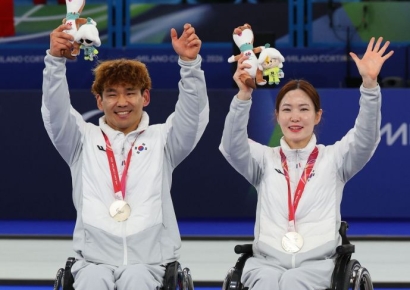 백혜진·이용석, 연장 접전 끝 은메달… 휠체어컬링 16년 만의 메달