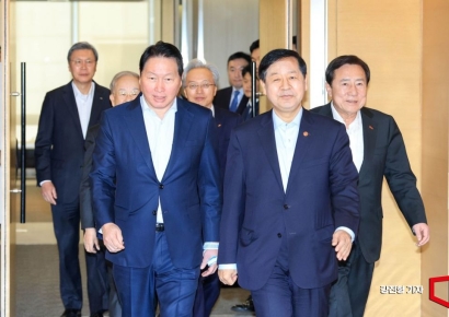 [포토] 회의실 들어서는 구윤철 경제부총리-최태원 대한상의 회장