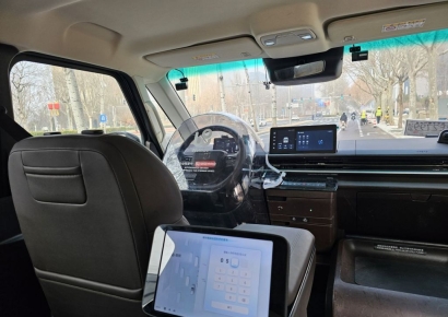 택시 안에서 노래 부르고 마사지 받고…중국 젊은이들 '열광'[한·중·미 로보택시 大戰]①