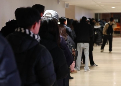 "4시간 웨이팅은 기본, 두쫀쿠 때보다 난리"…SNS 타고 번지는 '초단기 유행'[지금 사는 방식]