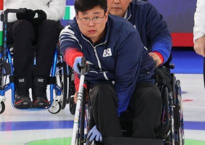 휠체어컬링 혼성팀 패럴림픽 4강 진출…‘부부 동반 메달’ 기대감