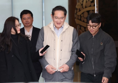 이재용, 유럽 출장 후 귀국…배터리 사업에도 힘 실었다