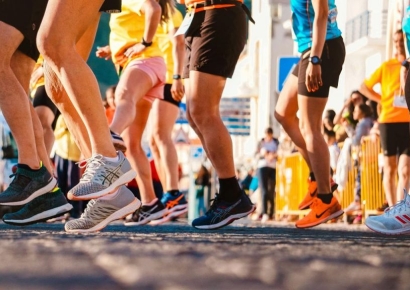 "걷기만 해도 커피가 공짜?"…달리면 돈 되는 '운동 앱테크' [혜택의 정석]