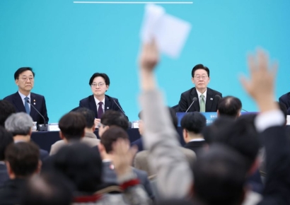 李대통령 "충청남북도·대전 거대한 경제권 만들지 진지하게 고민해야"