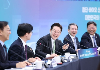 청와대 "국채 발행 없이 추경 가능…필요한 곳에 충분히 투입" (종합)