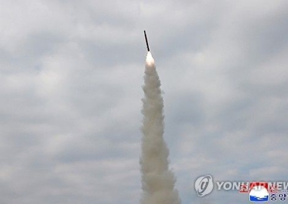 北, 탄도미사일 10여발 동해상에 발사…"이례적 무력 시위"