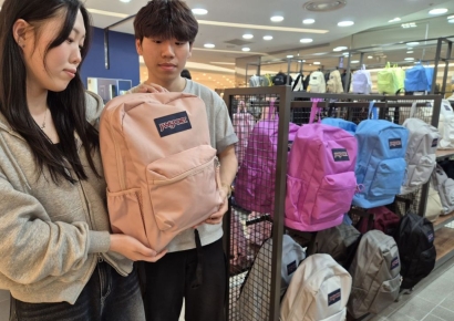 “그 가방 아직도 기억나?”… 롯데百 부산본점, ‘잔스포츠’로 그 시절 감성 소환