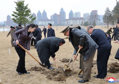가죽 재킷 입고 삽질한 김주애…김정은과 '영차 영차' 흙더미 옮겼다