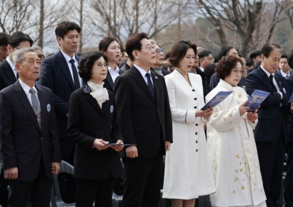 "저절로 오는 민주주의는 없다"…3·15 유족에 허리 숙인 李