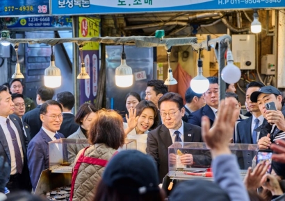 李대통령 내외, 창원 반송시장 깜짝 방문…과일·야채·마스크팩 구매