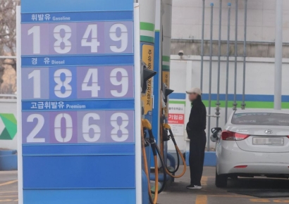 석유 최고가격제 사흘째…주유소 가격 인하 '거북이걸음'