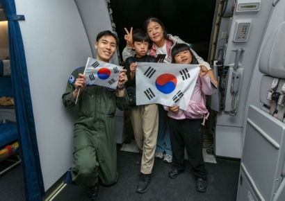 '사막의 빛' 작전…사우디서 군 수송기 타고 한국인 204명 귀국