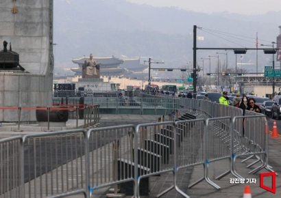 [포토] BTS 컴백 공연 준비 돌입한 광화문 광장