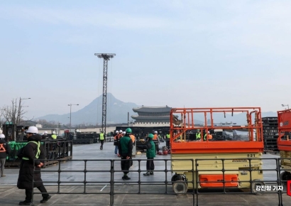 [포토] BTS 컴백 공연 앞두고 분주한 광화문 광장