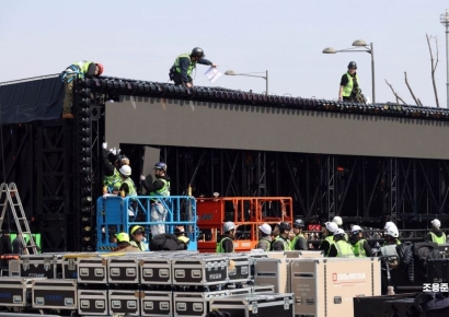 [포토] BTS 컴백 공연 무대 설치 한창