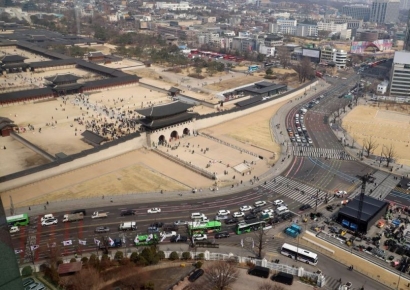 [포토] BTS 컴백 무대 설치중인 광화문광장