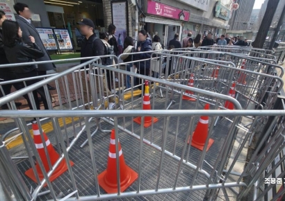 [포토] 지하철역 환기구에 설치된 BTS 공연 안전장치